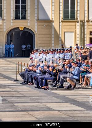 Prague, République tchèque - 25 juin 2026 : cérémonie officielle au château de Prague en présence du Président de la République tchèque. Cérémonie en uniforme Banque D'Images