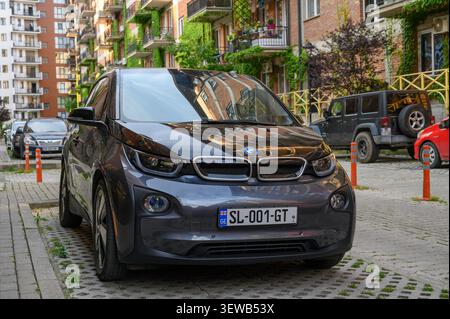 24 juin 2026, Tbilissi, Géorgie Une BMW i3 grise photographiée de face, mettant en valeur le design unique et futuriste du véhicule. L'avant est d Banque D'Images