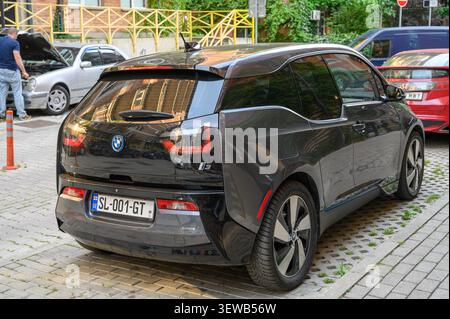 24 juin 2026, Tbilissi, Géorgie Une BMW i3 hatchback grise vue de l’arrière mettant en valeur le design futuriste unique du véhicule. La i3 est connue pour elle Banque D'Images