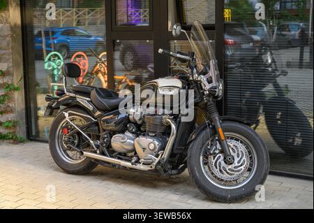 24 juin 2026, Tbilissi, Géorgie Une Triumph Bonneville Speedmaster noire, une moto cruiser moderne classique, équipée d’un pare-brise haut pour les voyages Banque D'Images