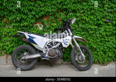 24 juin 2026, Tbilissi, Géorgie La Husqvarna 701 Enduro est une moto dual-sport populaire conçue pour des performances tant sur route qu’hors route. La 20 Banque D'Images