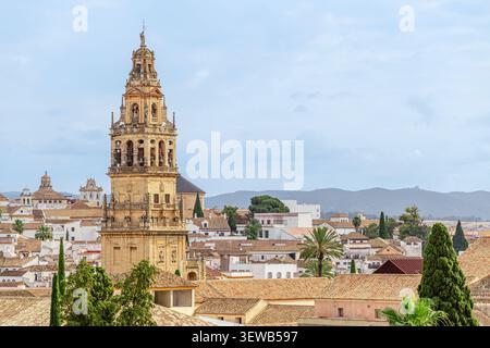 Clocher de la Mezquita-Cathédrale de Cordoue (Torre Campanario de la Mezquita-Catedral de Córdoba) en Espagne. Banque D'Images