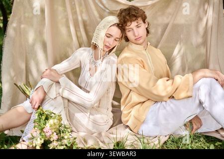 Couple en tenue ethnique profite d'un moment tendre dans la nature pendant la saison estivale Banque D'Images