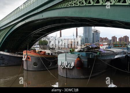 Bateaux sous le pont de chemin de fer de Battersea Banque D'Images