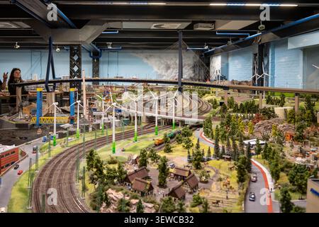 Hambourg, Allemagne - 4 avril 25 : scène ferroviaire grand modèle avec pont à haubans, éolienne et jonction ferroviaire au Miniatur Wunderland à Hambourg, Ger Banque D'Images