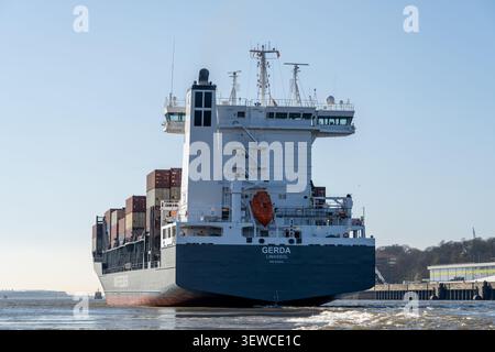 Hambourg, Allemagne - 4 avril 25 : le grand porte-conteneurs GERDA navigue sur l'Elbe dans le port de Hambourg, Allemagne, transportant des conteneurs de fret empilés und Banque D'Images