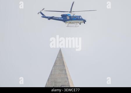 Washington, District Of Columbia, USA. 26th June, 2026. The U.S. Park Police Aviation Unit's Eagle 1 helicopter flies near the top of the Washington Monument in Washington, DC (Credit Image: © Matt Kaminsky/ZUMA Press Wire) EDITORIAL USAGE ONLY! Not for Commercial USAGE! Banque D'Images