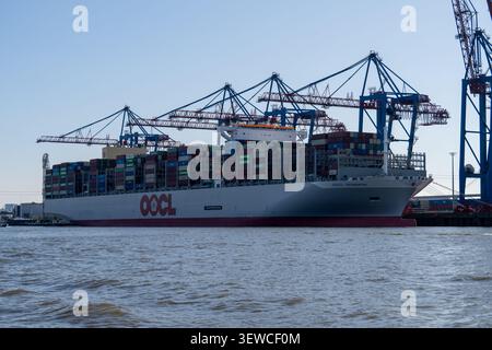 Hambourg, Allemagne - 4 avril 25 : grand porte-conteneurs chargé de conteneurs à quai dans le port à conteneurs de Hambourg sur l'Elbe, Allemagne. Banque D'Images