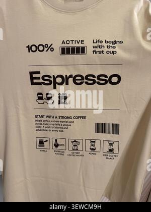 Khimki, Russie - 25 juin 2026 : T-shirt graphique sur le thème de l'espresso avec des méthodes de préparation du café et un texte de motivation affiché sur le tissu Banque D'Images