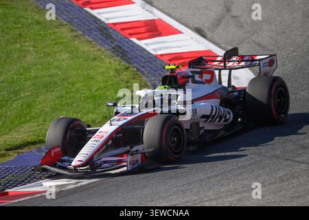 Spielberg, Austria. 26th June, 2026. Oliver BEARMAN (GBR) driving for Haas at turn 10 during Free practice session 2 of the 2026 Lenovo Austrian GP at Red Bull Ring in Spielberg (Styria, Austria), 8th round of the 2026 FIA F1 World Championship. Credit: Riccardo Righetti/Alamy Live News Banque D'Images