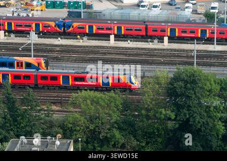 Les trains du South Western Railway traversent les voies ferrées à Clapham Junction, Wandsworth, facilitant ainsi les transports quotidiens essentiels. Banque D'Images