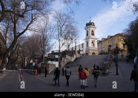 Les visiteurs explorent la vieille ville historique de Plovdiv, en passant par le magnifique clocher de la cathédrale de la Dormition de la Vierge Marie. Banque D'Images
