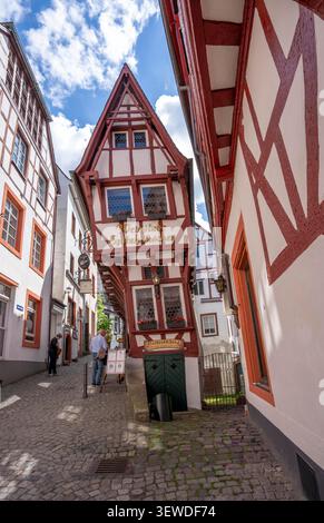 La ville viticole de Bernkastel-Kues sur la Moselle moyenne, le Spitzhäuschen, sur la place du marché médiéval avec des maisons à pignons à colombages, salut Banque D'Images