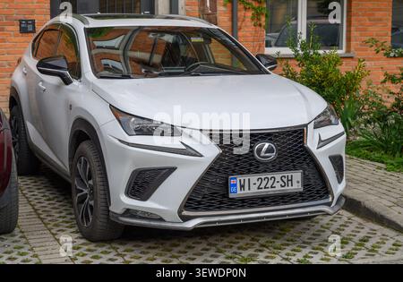 24 juin 2026, Tbilissi, Géorgie Une Lexus NX blanche, spécifiquement le modèle restylé de première génération produit de 2017 à 2021. Le véhicule dispose de t Banque D'Images