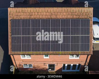 Photographie aérienne aérienne directe d'une maison en brique individuelle à Tockwith près de York, avec un panneau solaire complet sur le toit démontrant Renewab Banque D'Images