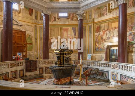 L'intérieur orné du baptistère du Latran à Rome, en Italie, présentant le fonts baptismaux central, les colonnes en porphyre et les fresques murales détaillées Banque D'Images