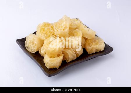 Nouilles au gluten de blé chinois séchées dans un bol en céramique avec des tiges de blé, ingrédients bruts pour la cuisine asiatique traditionnelle Banque D'Images