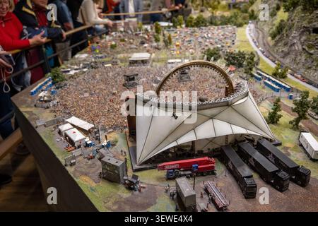 Hambourg, Allemagne - 4 avril 25 : grande scène de concert miniature avec une scène, des camions et une foule dense au Miniatur Wunderland, Hambourg, Allemagne. Banque D'Images
