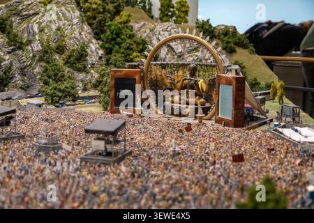 Hambourg, Allemagne - 4 avril 25 : concert miniature détaillé avec une foule nombreuse devant une scène et une statue au Miniatur Wunderland, Hambourg, Allemagne. Banque D'Images