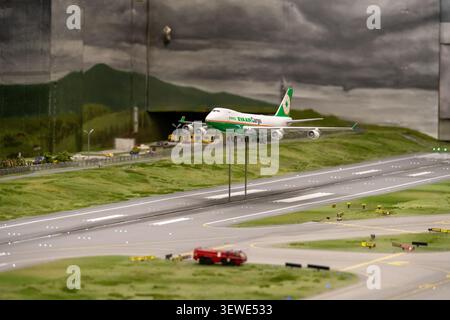 Hambourg, Allemagne - 4 avril 25 : modèle réduit EVA Air Cargo en approche au-dessus d'une piste miniature à Miniatur Wunderland à Hambourg, Allemagne. Banque D'Images
