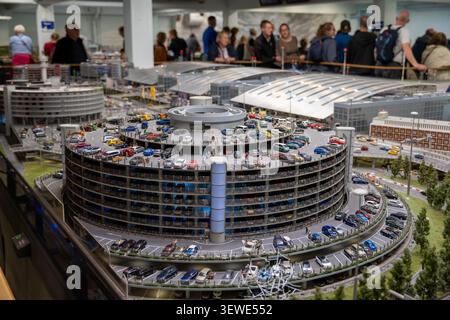Hambourg, Allemagne - 4 avril 25 : grand parking circulaire modèle réduit avec de nombreuses voitures miniatures et les visiteurs du musée en arrière-plan au Miniatur Wund Banque D'Images