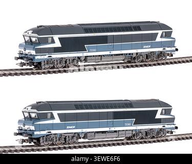 Modèle à l'échelle HO de la locomotive diesel SNCF CC72000 montré des deux côtés sur une voie ferrée modèle isolé sur fond blanc. Banque D'Images