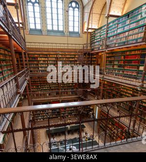 Amsterdam, pays-Bas - 15 avril 25 : vue panoramique de la salle de lecture de la Bibliothèque Cuypers à l'intérieur du Rijksmuseum, Amsterdam, pays-Bas. Banque D'Images