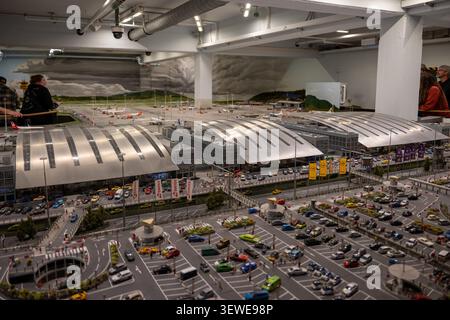 Hambourg, Allemagne - 4 avril 25 : modèle à grande échelle d'un terminal d'aéroport avec parking et trafic routier à Miniatur Wunderland à Hambourg, Allemagne. Banque D'Images