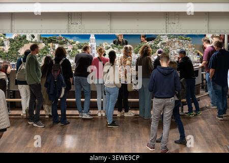 Hambourg, Allemagne - 4 avril 25 : un groupe de visiteurs regardant un grand affichage de paysage miniature à l'intérieur du Miniatur Wunderland à Hambourg, Allemagne. Banque D'Images
