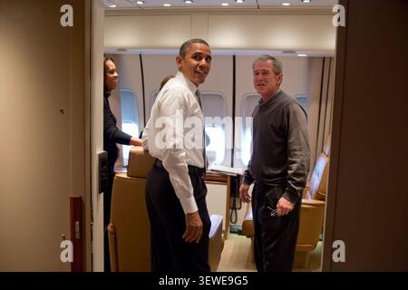 Dec. 9, 2013 'le président et ancien président George W. Bush se tournent pour plaisanter avec le docteur de la Maison Blanche Ronny Jackson (hors caméra) peu de temps après avoir embarqué à bord d'Air Force One pour le voyage en Afrique du Sud. Dr Jackson a également travaillé comme médecin de la Maison Blanche pendant l'administration Bush." (Photo officielle de la Maison Blanche par Pete Souza) cette photo officielle de la Maison Blanche est disponible uniquement pour publication par des organismes de presse et/ou pour usage personnel impression par le(s) sujet(s) de la photographie. La photographie ne peut être manipulée en aucune façon et ne peut pas être utilisée dans le domaine commercial ou politique Banque D'Images