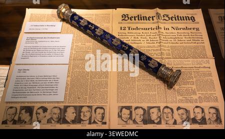 Hambourg, Allemagne - 7 avril 25 : exposition du musée présentant une page Berliner Zeitung sur les verdicts du procès de Nuremberg aux côtés d'un bâton amiral décoré, Inte Banque D'Images