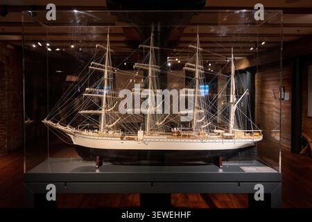 Hambourg, Allemagne - 7 avril 25 : maquette à grande échelle d'un grand voilier exposé dans une vitrine au Musée maritime international de Hambourg, Hambourg, Allemagne Banque D'Images