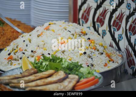 Plat de riz avec du poisson grillé sur un plateau d'argent à un marché Banque D'Images