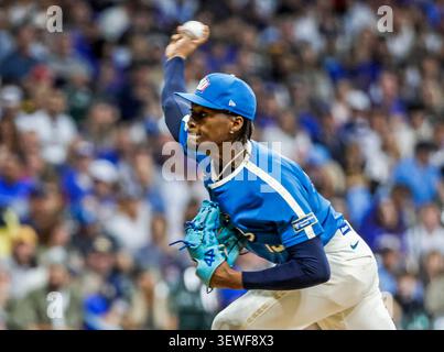 Milwaukee, États-Unis. 26 juin 2026. Le lanceur de secours des Milwaukee Brewers, Abner Uribe, lance la septième manche du match MLB entre les Cubs de Chicago et les Brewers de Milwaukee à American Family Field à Milwaukee, Wisconsin, le vendredi 26 juin 2026. Photo de Tannen Maury/UPI crédit : UPI/Alamy Live News Banque D'Images