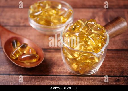 Suppléments dans des récipients en verre sur une table en bois Banque D'Images