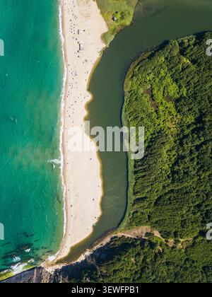 Vue aérienne de l'embouchure de la rivière Veleka où la rivière rencontre la mer Noire, avec une plage de sable et une forêt verte dense à Sinemorets, Burgas, Bulga Banque D'Images