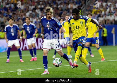 Dallas, États-Unis. 25 juin 2026. Junya Ito du Japon (G) et Anthony Elanga de Suède (d) vus en action lors du match de football de la Coupe du monde de la FIFA 2026 opposant le Japon et la Suède au stade AT&T (Dallas). Score final ; Japon 1 :1 Suède. (Photo de Grzegorz Wajda/SOPA images/SIPA USA) crédit : SIPA USA/Alamy Live News Banque D'Images