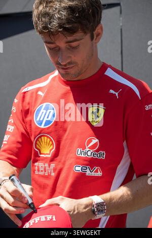 Spielberg, Autriche. 26 juin 2026. Charles LECLERC (MCO) de l'équipe Ferrari F1 signe une casquette Ferrari d'un jeune fun dans le paddock du GP autrichien Lenovo 2026 au Red Bull Ring à Spielberg (Styrie, Autriche), 8ème manche du Championnat du monde FIA F1 2026. Crédit : Riccardo Righetti/Alamy Live News Banque D'Images