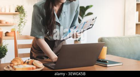 Jeune femme d'affaires asiatique adulte utilisant l'aide d'intelligence artificielle numérique chat d'ordinateur portable ai chatbot analyse rapide travailler les styles de vie modernes Banque D'Images