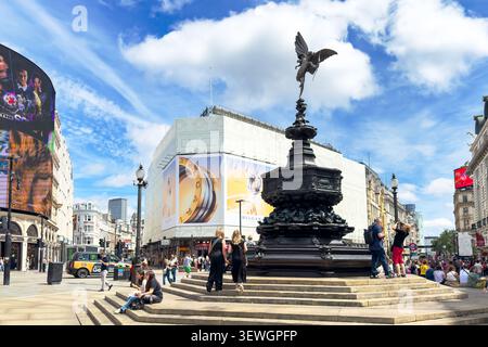 Londres, Royaume-Uni - 18 juin 2026 : la fontaine commémorative de Shaftesbury, avec la statue d'Anteros, et l'emblématique Piccadilly Circus dans le West End de Londres. Banque D'Images