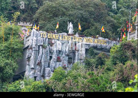 La pagode Linh Ung est une tour étagée du XVIIIe siècle avec de multiples avant-toiTS, au bord d'une falaise -"montagne de marbre" (Thủy Sơn) à 8 km au sud de Da Nang in vie Banque D'Images