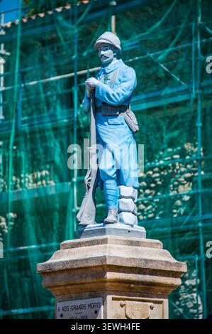 Statue de soldat français poilu debout la garde avec un fusil, honorant les soldats de la première guerre mondiale Banque D'Images