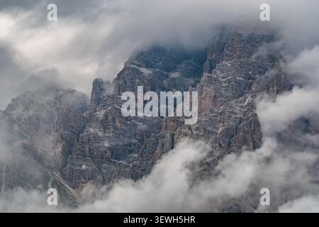 Pics de montagne dentelés couverts de nuages épais, Dolomites, Italie Banque D'Images