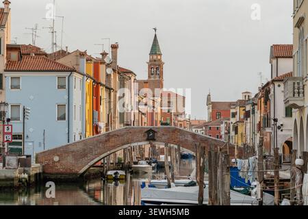 Beau canal avec bateaux et Pont Ponte à Chioggia, Italie Banque D'Images
