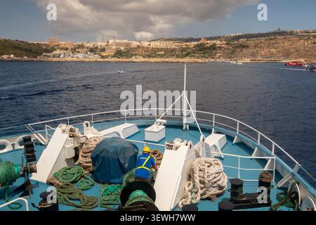 Malte, proue du ferry Gaudos, de Cirkewwa approchant Mgarr à Gozo Banque D'Images