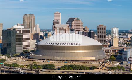 La Nouvelle-Orléans, Louisiane, États-Unis - 23 octobre 2025 : vue aérienne du Caesars Superdome entouré par l'horizon du centre-ville de la Nouvelle-Orléans sous un cl Banque D'Images