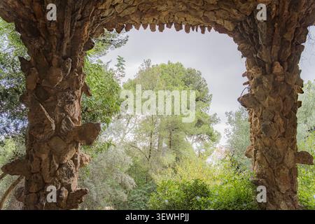 Parc Guell arc rocheux encadrant la nature à Barcelone Banque D'Images