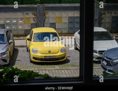 24 juin 2026, Tbilissi, Géorgie Une Coccinelle Volkswagen vive et jaune vif, représentant soit la deuxième soit la troisième génération du modèle (le A5 pl Banque D'Images