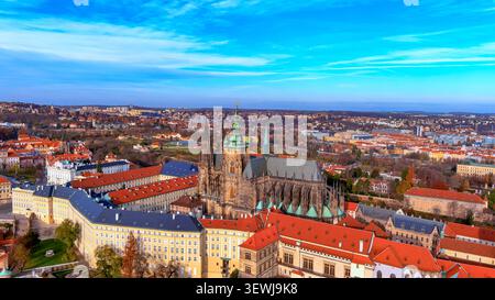 Vue aérienne par drone du château de Prague avec cathédrale Vitus jumelles gothiques bâtiments du vieux palais royal dans le quartier de Hradčany, République tchèque Banque D'Images