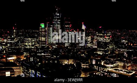 Vue aérienne de nuit des gratte-ciel du quartier financier de la ville de Londres et des tours de bureaux avec lumières de la ville, Angleterre, Royaume-Uni Banque D'Images